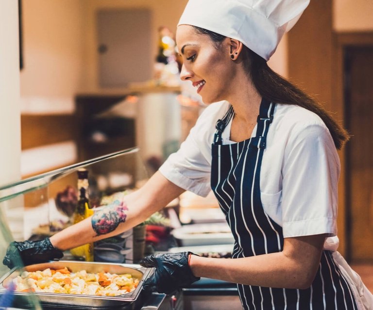 Odkrivajte nove okuse skozi vegansko kuharico Zbirka ustvarjalnih jedi in inovativnih preobratov